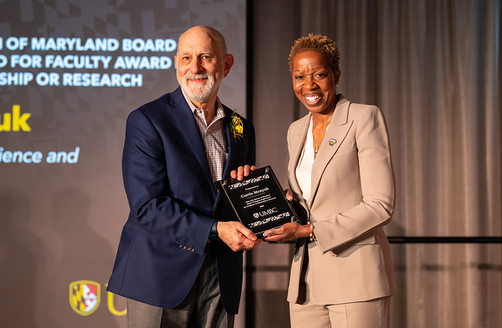 Professor Curtis Menyuk receives PFSA award from President Valerie Sheares Ashby