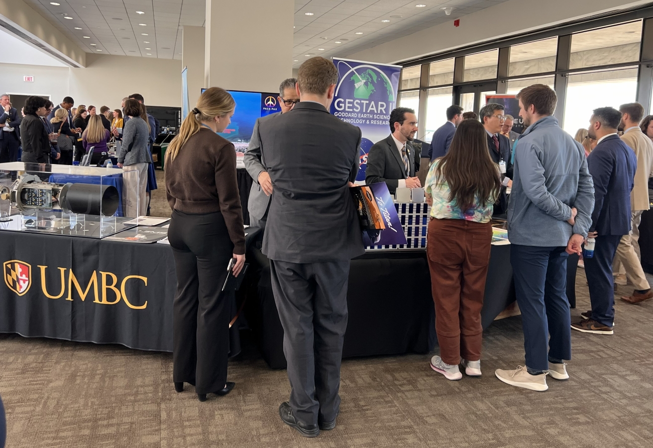 Bright room is full of attendees and researchers.